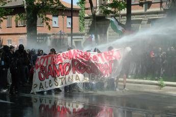 Primo maggio a Torino gruppo si stacca da corteo verso Askatasuna tensioni con agenti