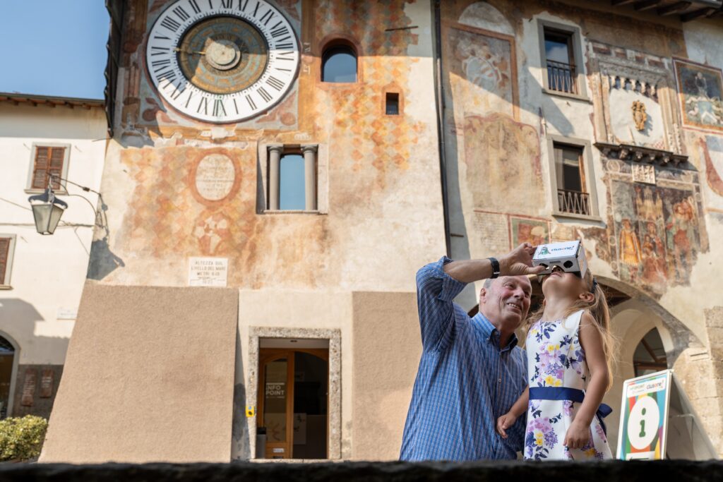 Clusone lancia i nuovi visori virtuali cardboard: tour immersivo tra Orologio Fanzago e centro storico