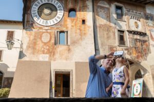 Clusone lancia i nuovi visori virtuali cardboard: tour immersivo tra Orologio Fanzago e centro storico
