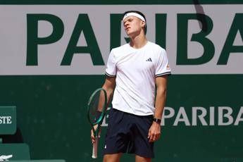 Roland Garros Mensik eroico batte Navone e i crampi e vola al terzo turno dopo 5 ore di battaglia