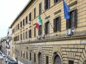Roma entra in casa della ex e accoltella un amico