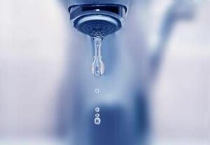 Salute lesperto Bere acqua fa bene anche ai denti e al sorriso