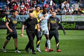 Serie A Davis accusa Dossena di razzismo Mi ha chiamato scimmia. La replica Non e vero