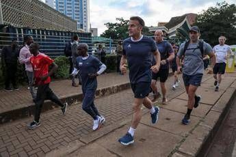 Sorpresa a Nairobi Macron corre con Kipchoge leggenda della maratona Sorpresa a Nairobi Macron corre con Kipchoge leggenda della maratona