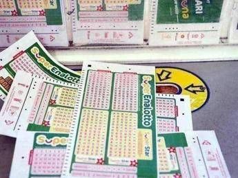 Superenalotto numeri combinazione vincente oggi 7 maggio. Due 5 vincono 97mila euro