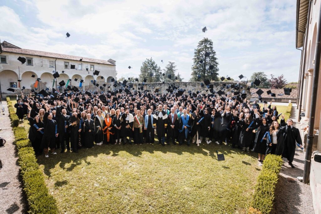 01. Lancio del tocco nel Chiostro Maggiore GRADUATION DAY 26 Graduation Day 2026 all’Università di Bergamo: 570 neolaureati celebrano il traguardo accademico