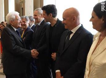 2 giugno Mattarella saluta artisti e sportivi coinvolti nello spettacolo per gli 80 anni della Repubblica 2 giugno Mattarella saluta artisti e sportivi coinvolti nello spettacolo per gli 80 anni della Repubblica