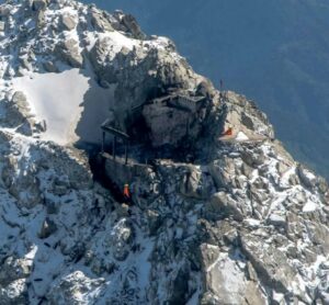 Capanna Lago Scuro distrutta dall'incendio, parte il progetto di ricostruzione: «Tornerà a guardare le nostre montagne»