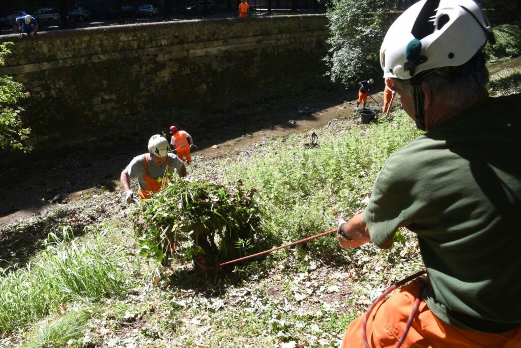 Alpini di Brescia al lavoro sul torrente Garza cinquanta volontari impegnati nella pulizia dell’alveo