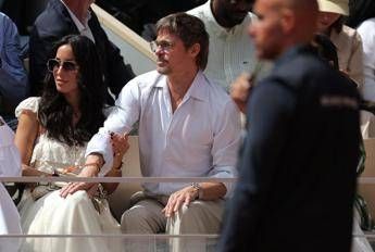 Brad Pitt spettatore al Roland Garros in tribuna con la fidanzata Ines de Ramon Brad Pitt spettatore al Roland Garros in tribuna con la fidanzata Ines de Ramon