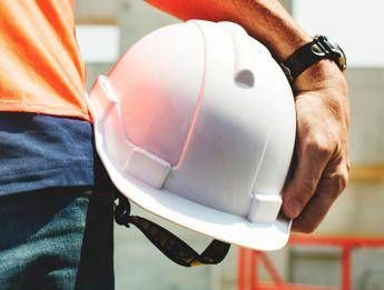 Cade dal tetto mentre sta lavorando morto operaio nel Livornese