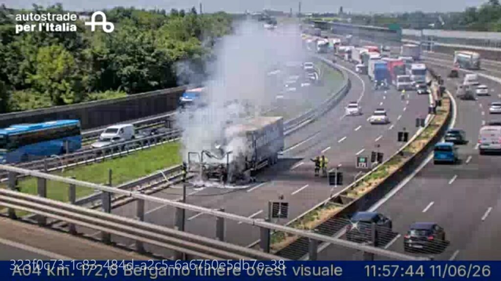 Camion in fiamme sull’A4 dopo Bergamo, lunghe code in direzione Brescia