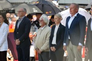 Ecclestone torna sul podio premia Russell con la medaglia del presidente Fia