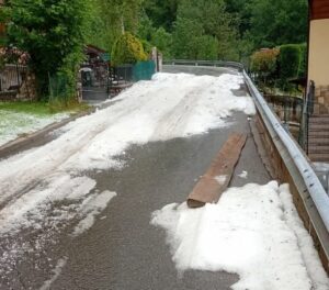 Grandinata nella notte a Collio e San Colombano strade imbiancate intervento sulla Provinciale 345 Grandinata nella notte a Collio e San Colombano strade imbiancate, intervento sulla Provinciale 345
