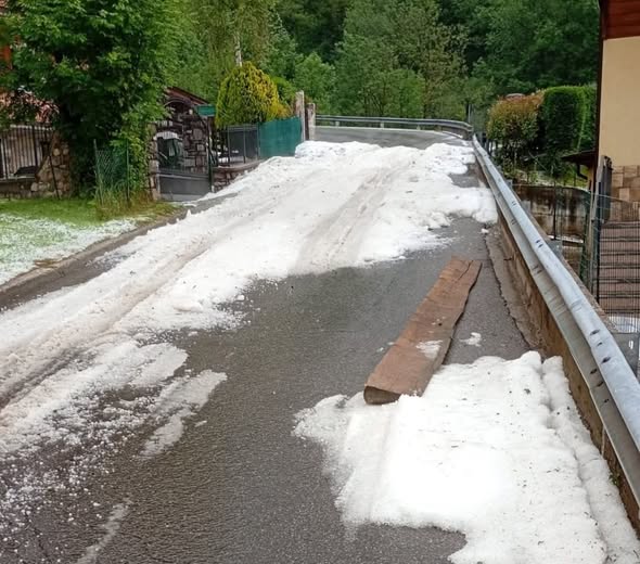 Grandinata nella notte a Collio e San Colombano strade imbiancate intervento sulla Provinciale 345 Grandinata nella notte a Collio e San Colombano strade imbiancate, intervento sulla Provinciale 345