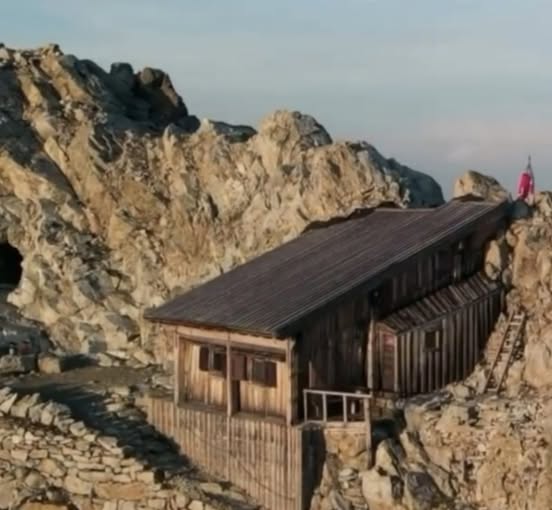 Incendio distrugge la Capanna Lagoscuro «Un simbolo della memoria dell’Adamello che rinascerà»