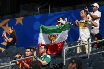 Iran proteste fuori da stadio e vecchia bandiera su spalti ai Mondiali Iran proteste fuori da stadio e vecchia bandiera su spalti ai Mondiali