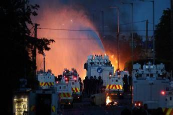 Irlanda del Nord nuovi scontri anti immigrati polizia usa cannoni ad acqua vicino Belfast Irlanda del Nord nuovi scontri anti immigrati polizia usa cannoni ad acqua vicino Belfast