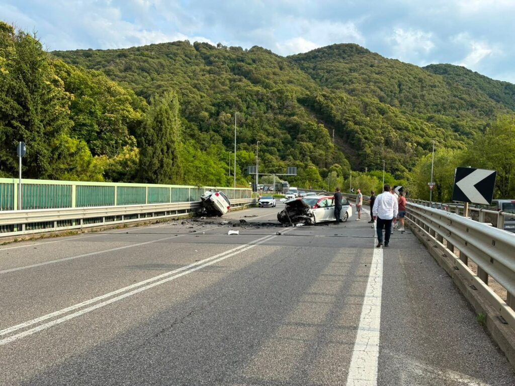 Iseo, schianto sulla Sp510 fuori dalla galleria morte una ragazza di 14 anni e una giovane di 23