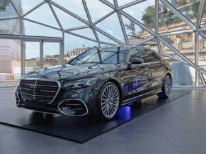 La Mercedes Classe S guarda al futuro tra lusso IA e guida intelligente