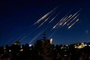 Missili iraniani su Israele primo attacco dopo tregua. Trump Fermatevi. Forze Usa in allerta