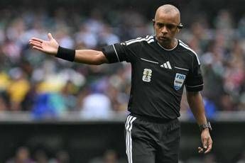 Mondiali arbitro disastroso. in inglese lannuncio diventa un meme Mondiali arbitro disastroso. in inglese lannuncio diventa un meme
