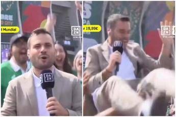 Mondiali tifosi del Messico fanno volare giornalista Dazn Mondiali tifosi del Messico fanno volare giornalista Dazn