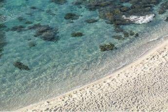 Niente ombrellone se hai tra 10 e 65 anni il mondo guarda la Sardegna. E la regola divide turisti e ambientalisti Niente ombrellone se hai tra 10 e 65 anni il mondo guarda la Sardegna. E la regola divide turisti e ambientalisti