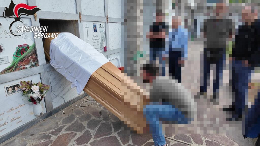 Profanazione del feretro di Pamela Genini, simulazione dei Carabinieri nel cimitero di Strozza