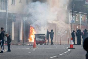 Proteste anti migranti a Belfast disordini e case bruciate nella notte