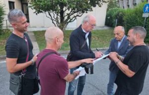 Roma non dimentica Falcao selfie e autografi con i tifosi poi spunta. la storica maglia numero 5 Roma non dimentica Falcao selfie e autografi con i tifosi poi spunta. la storica maglia numero 5