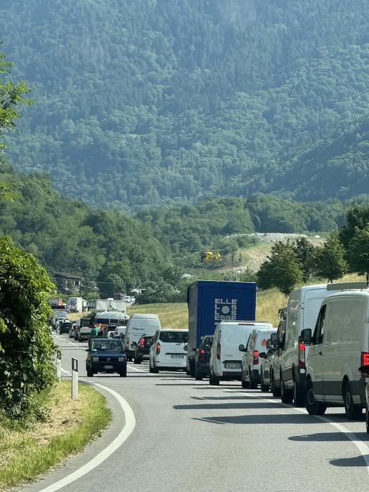 Scontro tra due auto a Sonico, intervengono due elisoccorsi e i vigili del fuoco