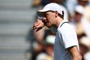 Sinner ghiaccio sulla testa e gilet refrigerante allarme caldo a Wimbledon