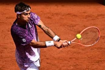 Svajda si fa male Cobolli corre ad aiutarlo fair play al Roland Garros