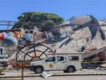 Terremoto nelle Filippine sale il bilancio dei morti sono oltre 40 Terremoto nelle Filippine sale il bilancio dei morti sono oltre 40