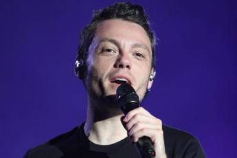 Tiziano Ferro fatica al concerto e preoccupa fan Che gli e successo Tiziano Ferro fatica al concerto e preoccupa fan Che gli e successo
