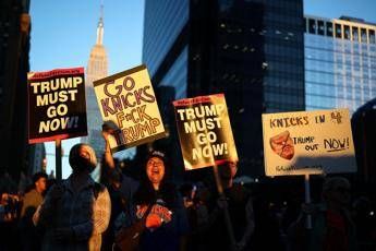 Trump fischiato al Madison Square Garden i Knicks perdono la gara 3 Trump fischiato al Madison Square Garden i Knicks perdono la gara 3