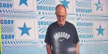 Uruguay Bielsa protesta contro i nuovi Mondiali Uruguay Bielsa protesta contro i nuovi Mondiali