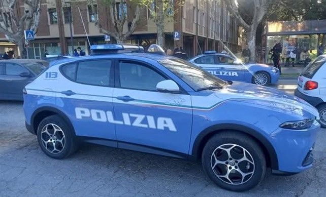 Brescia, ruba un monopattino e aggredisce proprietario e agenti: arrestato 29enne in via Cipro