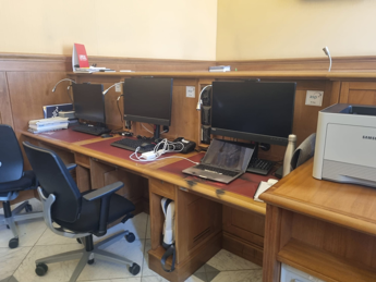 Alla Camera prende fuoco il notebook di un giornalista fumo in sala stampa e vigili del fuoco in azione Alla Camera prende fuoco il notebook di un giornalista fumo in sala stampa e vigili del fuoco in azione