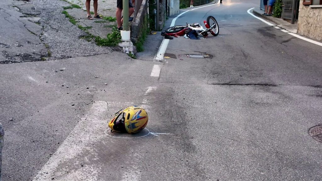 Castione della Presolana, motociclista di 50 anni cade in via Borgaiolo interviene l'elisoccorso