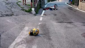 Castione della Presolana, motociclista di 50 anni cade in via Borgaiolo interviene l'elisoccorso