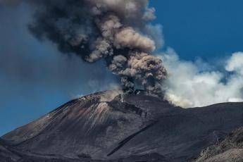 Eruzione Etna sospesi fino alle 17 i voli in arrivo allaeroporto di Catania Eruzione Etna sospesi fino alle 17 i voli in arrivo allaeroporto di Catania