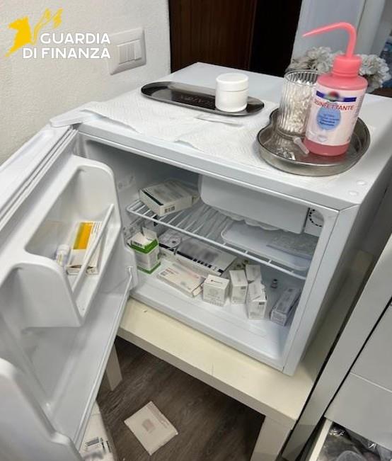 Guardia di Finanza Bergamo scopre centro estetico abusivo in casa sequestrati botulino, filler e 4.500 euro