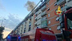 Milano incendio in appartamento un morto e diversi intossicati Milano incendio in appartamento un morto e diversi intossicati