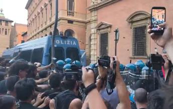 Morto ammanettato a Bologna coro assassini e tensioni tra agenti e corteo polizia usa idranti e lacrimogeni Morto ammanettato a Bologna coro assassini e tensioni tra agenti e corteo polizia usa idranti e lacrimogeni