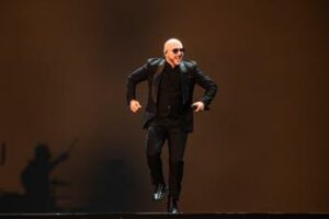 Pitbull canta davanti alla piu grande folla di calvi al mondo il record