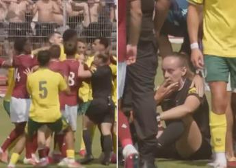 Rissa nel match amichevole larbitra finisce k.o Rissa nel match amichevole larbitra finisce k.o