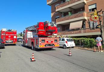 Roma incendio a via Chiusdino quattro persone in ospedale dopo aver inalato fumo Roma incendio a via Chiusdino quattro persone in ospedale dopo aver inalato fumo