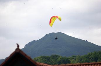 Tarzo pilota di parapendio si schianta al suolo morto 53enne